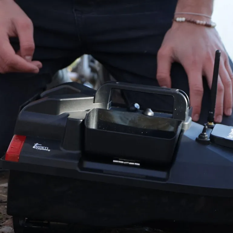 Bateau amorceur carpe team carpfishing dark water NG bait boat